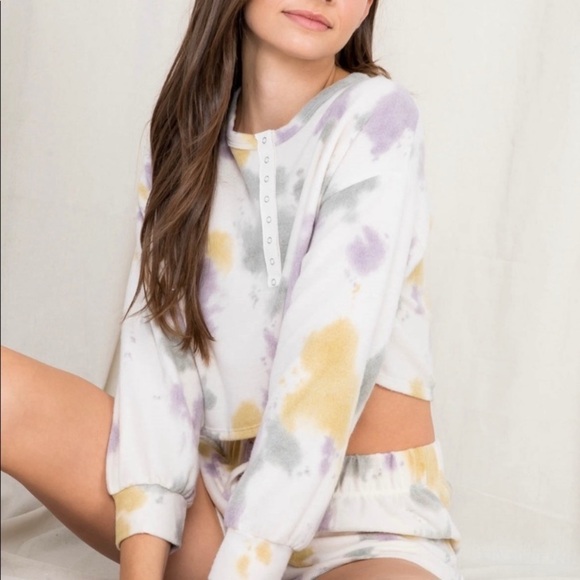 Woman’s tie-dye top and short set - Picture 4 of 5